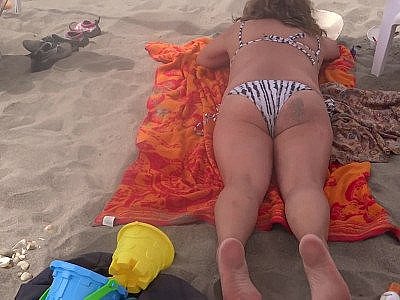 I show myself in a bikini on the beach and I get on all fours to screw with my bo