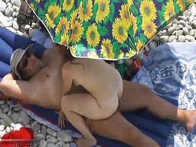 Amateur Young girl Gets Caught Riding Dads Mate On A Public Beach