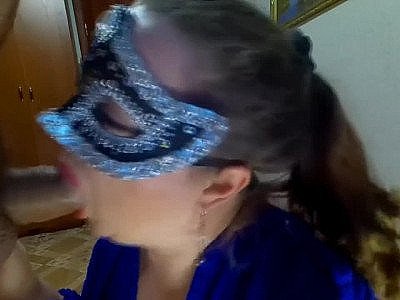 Mature woman performs homemade blowjob and handjob for cumshot